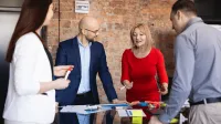 Neuroprzywództwo | Studia podyplomowe w Gdyni | Uniwersytet WSB Merito Gdynia: Grupa słuchaczy SP omawia projekt