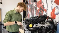 Cyfrowe łańcuchy dostaw | Studia I stopnia w Gdyni | Uniwersytet WSB Merito Gdynia: Student przy maszynie 