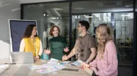 Management | Studia II stopnia w Gdyni | Uniwersytet WSB Merito Gdynia: Studenci podczas warsztatów w bibliotece