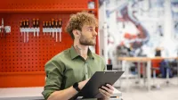 Wycena nieruchomości | Studia podyplomowe w Gdyni | Uniwersytet WSB Merito Gdynia: Student w laboratorium, za nim widać klucze