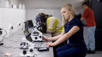 Logistyka produkcji | Studia I stopnia w Gdyni | Uniwersytet WSB Merito Gdynia: Studentka przy mikroskopie