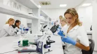 Podologia w praktyce | Studia podyplomowe w Gdyni | Uniwersytet WSB Merito Gdynia: kosmetologia-studentka-laboratorium-warsztaty