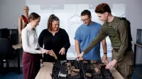 Administracja obronności państwa | Studia I stopnia w Gdyni | Uniwersytet WSB Merito Gdynia: Studenci podczas zajęć praktycznych z bezpieczeństwa wewnętrznego