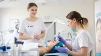 Kosmetologia zaawansowana | Uniwersytet WSB Merito Gdynia: Scena z zabiegu kosmetologicznego 
