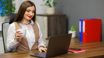 Administracja | Studia I stopnia w Gdyni | Uniwersytet WSB Merito Gdynia: Dziewczyna przy laptopie 