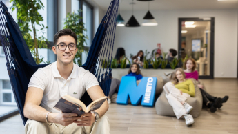 Digital marketing | Uniwersytet WSB Merito Gdynia: Główne zdjęcie: Gdynia, studenci w strefie studenta