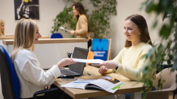 Employer Branding | Studia podyplomowe w Gdyni | Uniwersytet WSB Merito Gdynia: Dwie kobiety załatwiają formalności na Uniwersytecie