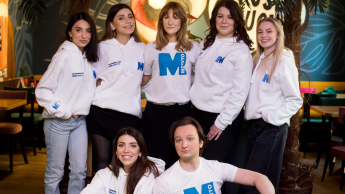 Event Manager | Studia podyplomowe w Gdyni | Uniwersytet WSB Merito Gdynia: Zdjęcie grupy studentów w bluzach i koszulkach Merito