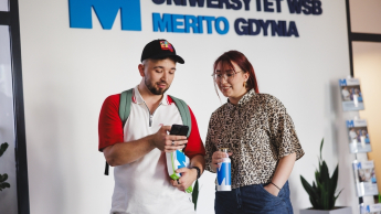 Psychologia w zarządzaniu zasobami ludzkimi | Studia I stopnia w Gdyni | Uniwersytet WSB Merito Gdynia: Studenci przy logotypie Merito