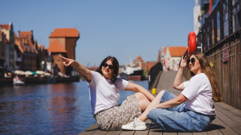 Psychoneuroimmunologia (PNI) | Studia podyplomowe w Gdyni | Uniwersytet WSB Merito Gdynia: Studentki na deptaku koło Żurawia w Gdańsku