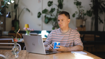 Artificial intelligence. Machine learning | Studia podyplomowe w Gdyni | Uniwersytet WSB Merito Gdynia: Mężczyzna pracuje na laptopie