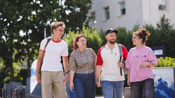 Cyberbezpieczeństwo i ochrona danych w Administracji | Studia I stopnia w Gdyni | Uniwersytet WSB Merito Gdynia: Studenci przed kampusem