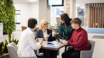 Indywidualne wsparcie, cyfrowe innowacje i inkluzyjne podejście – nowoczesny pracownik Publicznych Służb Zatrudnienia | Studia podyplomowe w Gdyni | Uniwersytet WSB Merito Gdynia: Rozmowa grupy studentów w przerwie zajęć