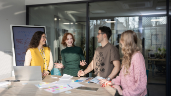 Management | Studia II stopnia w Gdyni | Uniwersytet WSB Merito Gdynia: Studenci podczas warsztatów w bibliotece