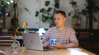 Bezpieczeństwo systemów informatycznych | Studia I stopnia w Gdyni | Uniwersytet WSB Merito Gdynia: Student w kawiarni przy laptopie