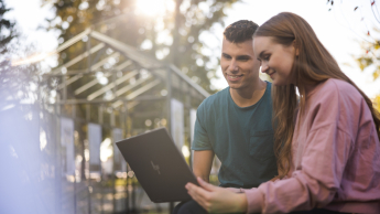 Generative AI in Marketing. Generatywna Sztuczna Inteligencja w marketingu i komunikacji | Studia podyplomowe w Gdyni | Uniwersytet WSB Merito Gdynia: Studenci w plenerze z laptopem