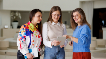 Zarządzanie zasobami ludzkimi z certyfikatem Franklin Univeristy | Studia podyplomowe w Gdyni | Uniwersytet WSB Merito Gdynia: Trzy kobiety rozmawiają o zagadnieniu 