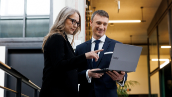 Doradca w procesie sukcesji | Studia podyplomowe w Gdyni | Uniwersytet WSB Merito Gdynia: Zdjęcie z sesji biznesowej, na którym znajduje się kobieta i mężczyzna w biznesowym ubraniu i w loftowej przestrzeni 