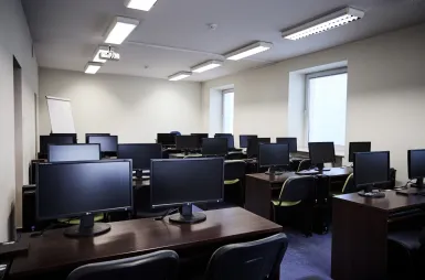 Nasz budynek | Uniwersytet WSB Merito Gdynia: Sala warsztatowa z komputerami stacjonarnymi