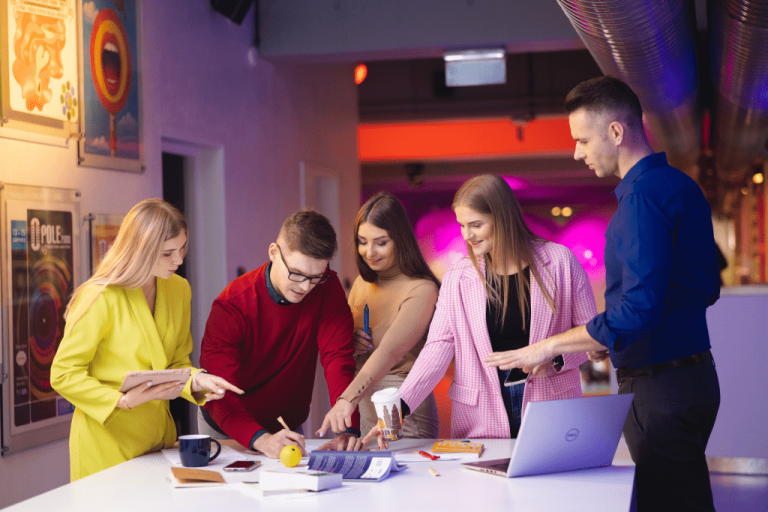 Studia II stopnia w Gdyni | Uniwersytet WSB Merito Gdynia: Praca grupowa studentów 