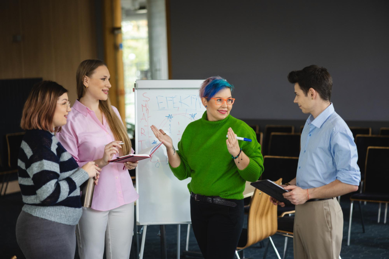 Nasze wartości | Uniwersytet WSB Merito Gdynia: Grupa studentów przy tablicy