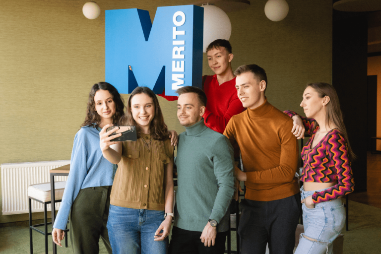 Projektowanie gier komputerowych | Studia I stopnia w Gdyni | Uniwersytet WSB Merito Gdynia: Grupa studentów robi sobie selfie