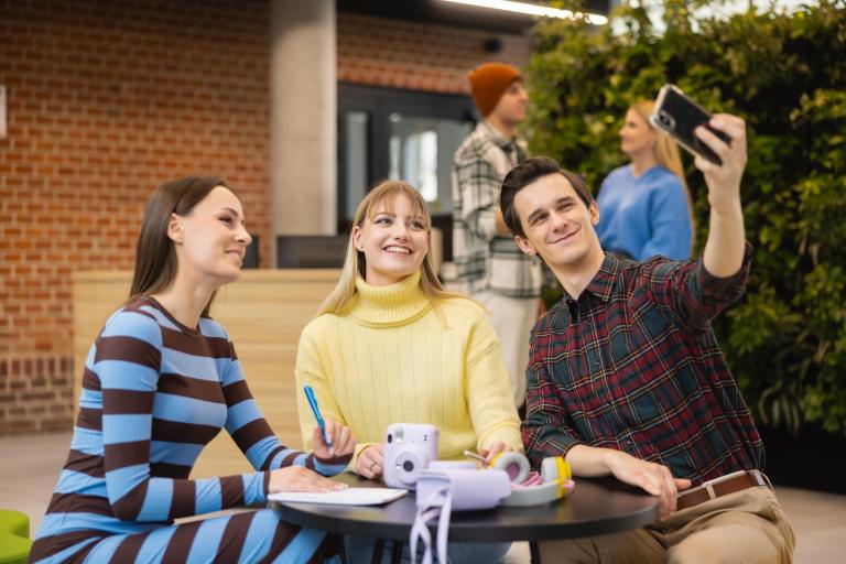 Psychologia biznesu | Studia jednolite magisterskie w Gdyni | Uniwersytet WSB Merito Gdynia: Trójka studentów robi sobie selfie