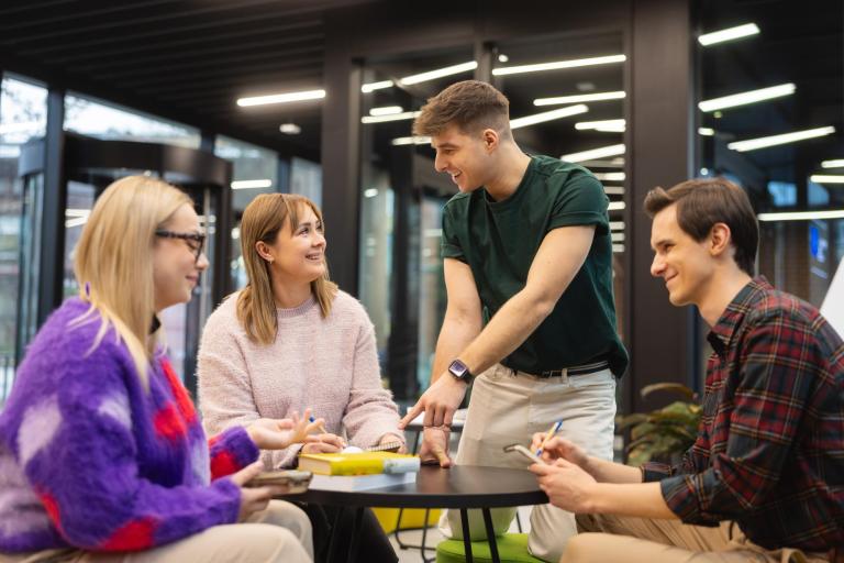 Stypendia i zniżki | Uniwersytet WSB Merito Gdynia: Grupa studentów rozmawia