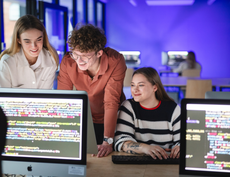 Programowanie | Studia I stopnia w Gdyni | Uniwersytet WSB Merito Gdynia: Studenci przy komputerach 