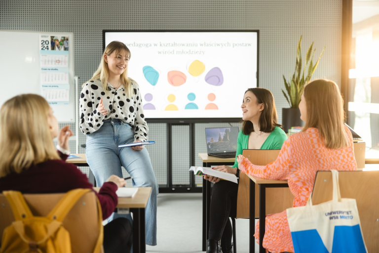 Pedagogika opiekuńczo-wychowawcza z animacją kultury | Studia I stopnia w Gdyni | Uniwersytet WSB Merito Gdynia: studenci i wykładowca w sali