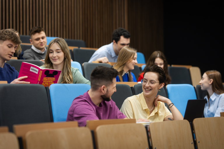 Konferencja: Moc doradztwa zawodowego: Jak tworzyć ścieżki sukcesu i budować harmonię w życiu ucznia | Uniwersytet WSB Merito Gdynia: rozmowa-studenci-aula