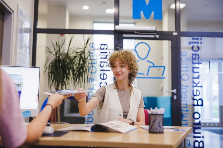 Biuro Karier | Uniwersytet WSB Merito Gdynia: Studentka w biurze rekrutacji
