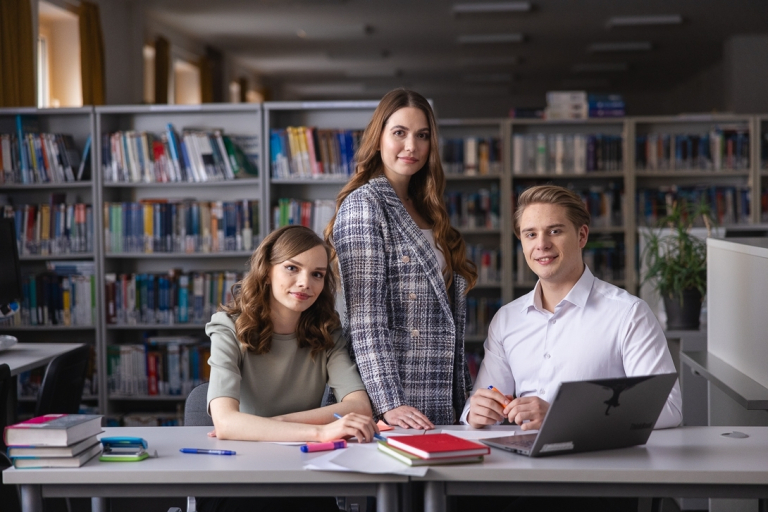 Stypendia i zniżki | Uniwersytet WSB Merito Gdynia: Studenci w bibliotece