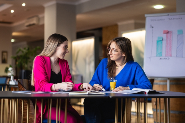 Kolegium doktorskie | Studia podyplomowe w Gdyni | Uniwersytet WSB Merito Gdynia: Słuchaczki podczas rozmów 