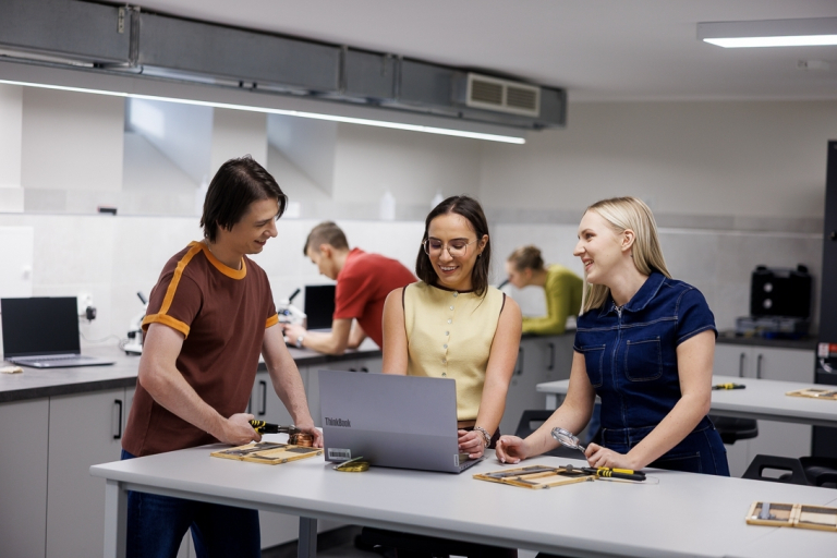 Zarządzanie projektami | Studia I stopnia w Gdyni | Uniwersytet WSB Merito Gdynia: Studenci w laboratorium logistycznym