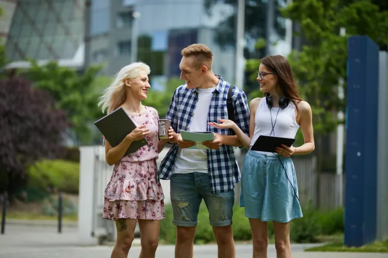 Pedagogika opiekuńczo-wychowawcza z terapią uzależnień | Studia I stopnia w Gdyni | Uniwersytet WSB Merito Gdynia: Studenci przed wejściem do budynku