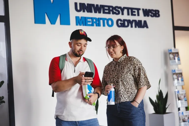 Finanse i rachunkowość | Studia I stopnia w Gdyni | Uniwersytet WSB Merito Gdynia: Studenci przy logotypie Merito