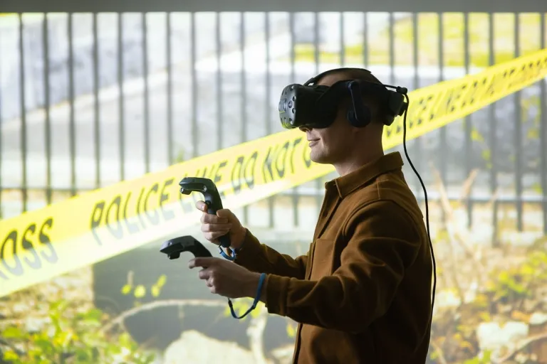 Bezpieczeństwo wewnętrzne | Studia I stopnia w Gdyni | Uniwersytet WSB Merito Gdynia: Student w googlach vr
