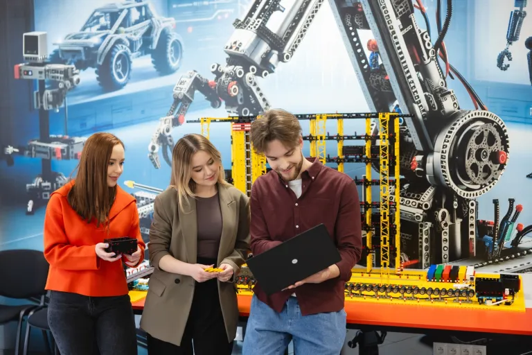 Logistyka - studia inżynierskie | Studia I stopnia w Gdyni | Uniwersytet WSB Merito Gdynia: Studenci w laboratorium logistycznym