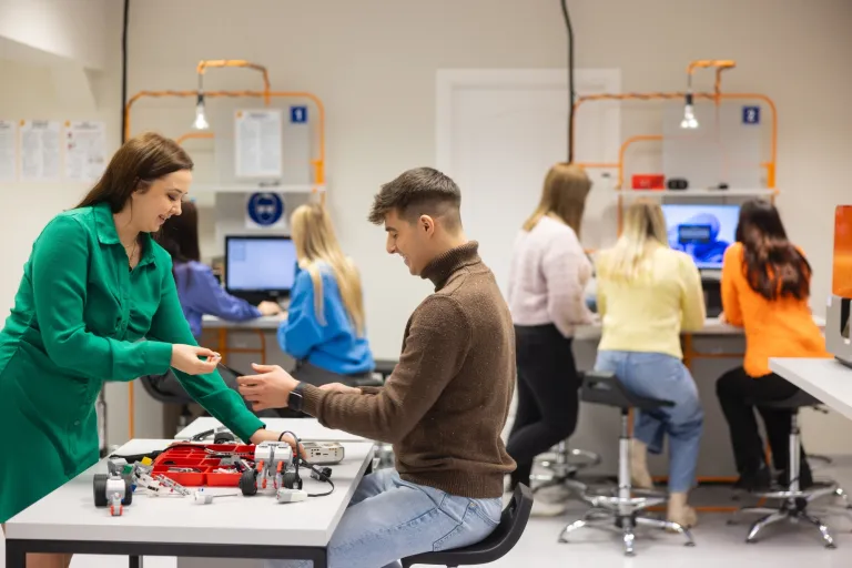 Inżynieria systemów logistycznych | Studia I stopnia w Gdyni | Uniwersytet WSB Merito Gdynia: Studenci podczas warsztatów w laboratorium 