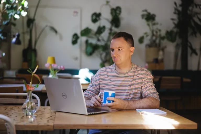 Inżynieria oprogramowania dla technologii kosmicznych | Studia I stopnia w Gdyni | Uniwersytet WSB Merito Gdynia: Student w kawiarni przy laptopie