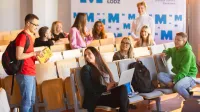 Logistyka - studia inżynierskie | Studia I stopnia w Łodzi | Uniwersytet WSB Merito Łódź: Uczniowie rozmawiają w sali wykładowej na Uniwersytecie WSB Merito w Łodzi