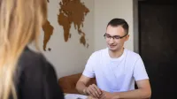Logistyka i spedycja międzynarodowa | Uniwersytet WSB Merito Łódź: Student zapoznaje się z ofertą Uniwersytetu WSB Merito w Łodzi