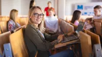 Poznaj nas | Uniwersytet WSB Merito Łódź: Studentka przygotowuje się na zajęcia na Uniwersytecie WSB Merito w Łodzi