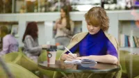 Bankowość, ubezpieczenia i rynki finansowe | Studia I stopnia w Łodzi | Uniwersytet WSB Merito Łódź: Studentka Uniwersytetu WSB Merito w Łodzi uczy się w parku.