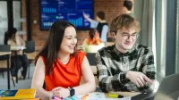 Finanse i Rachunkowość | Uniwersytet WSB Merito Łódź: Studenci Uniwersytetu WSB Merito pracują wspólnie nad projektem.