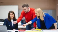 Sztuczna inteligencja w automatyzacji biznesu | Uniwersytet WSB Merito Łódź: Studenci omawiają swój projekt z wykładowcą na Uniwersytecie WSB Merito w Łodzi
