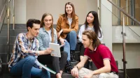 Zarządzanie projektem - Junior Project Manager | Studia II stopnia w Łodzi | Uniwersytet WSB Merito Łódź: Studenci omawiają wspólny projekt na Uniwersytecie WSB Merito w Łodzi.