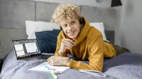 Home Design | Studia I stopnia w Łodzi | Uniwersytet WSB Merito Łódź: Student Uniwersytetu WSB Merito w Łodzi pracuje nad projektem marki.