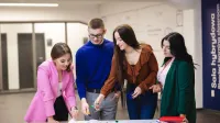 Zarządzanie projektami | Uniwersytet WSB Merito Łódź: Studenci Uniwersytetu WSB Merito w Łodzi pracują nad wspólnym projektem.